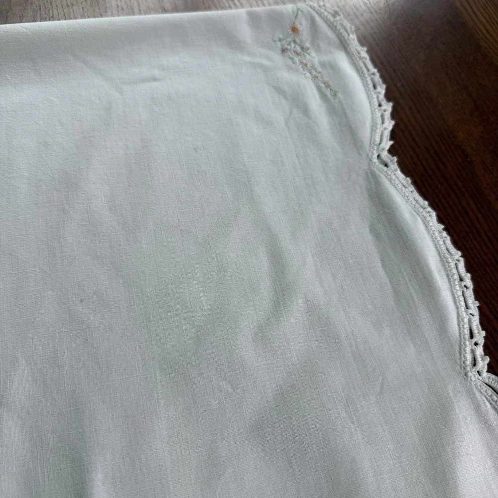 Vtg Southern Belle Embroidered Girl Linen Table Runner Wedding Lace Edge 40x17